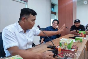 Kasat Reskrim Polrestabes Makassar AKBP Ridwan JM Hutagaol (kiri) bersama Kepala UPTD PPA Kota Makassar Muslimin Hasbullah (dua kanan) saat rapat koordinasi dan kerja sama lintas sektor pencegahan tindak pidana kekerasan perempuan dan anak, TPPO di Balai Kota Makassar, Sulawesi Selatan, Jumat (28/7/2023). ANTARA/Darwin Fatir.